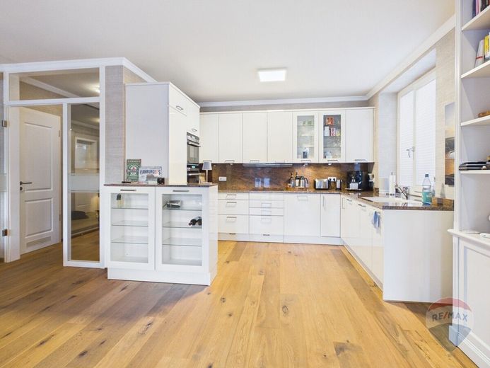 Exklusive 3-Zimmer-Wohnung mit Balkon &amp; Aufzug in gefragter Lage Hamburg – Wohnzimmer Blick in die Küche