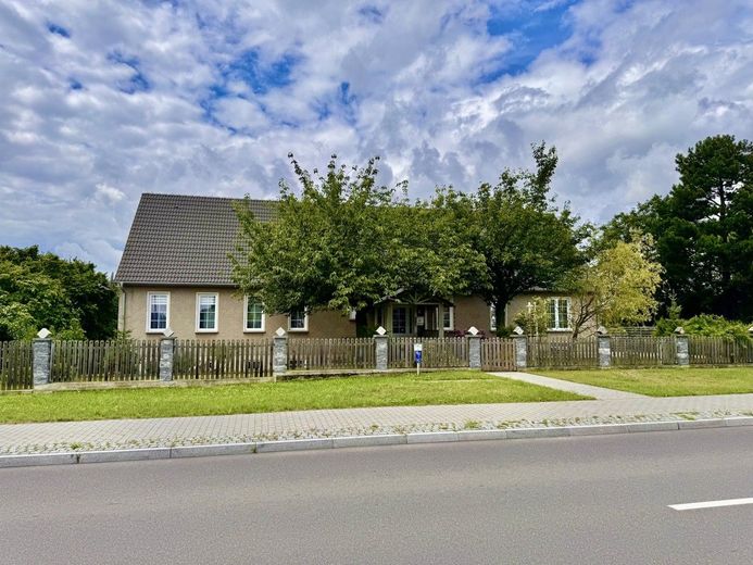 HORN IMMOBILIEN + großzügiges und elegantes Einfamilienhaus mit Einliegerwohnung und Garage in Gartz – Nutzen Sie Ihre Chace!