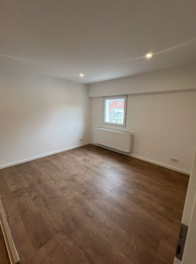 Kernsanierte 3-Zi-Wohnung mit Klimaanlage, Stellplatz & Garten, provisionsfrei – Zimmer 2