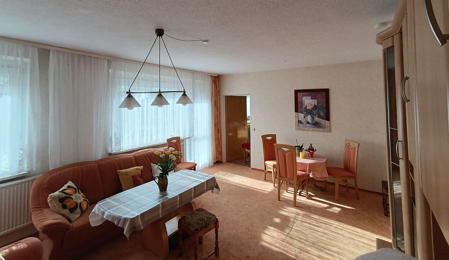 Einfamilienhaus mit Garage, 2000m² Grundstück, Stall, Werkstatt – Wohnzimmer