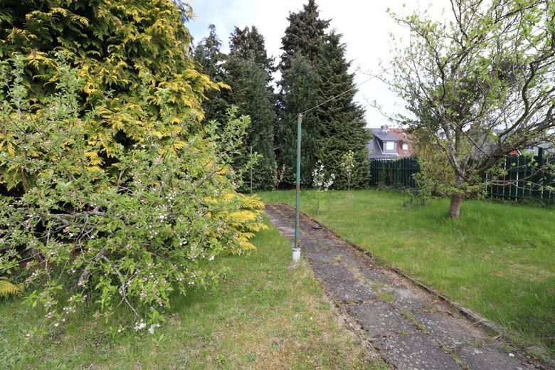 Holzhaus mit Geschichte und viel Potenzial in ruhiger Wohnlage von Bordesholm – Garten