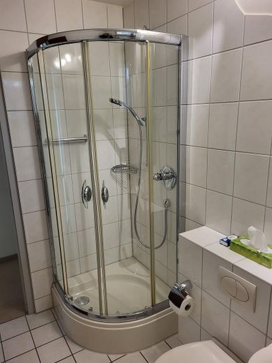 Attraktive 2,5 Zimmer Wohnung im 1.Stock mit Einzelgarage in der Tiefgarage – Badezimmer