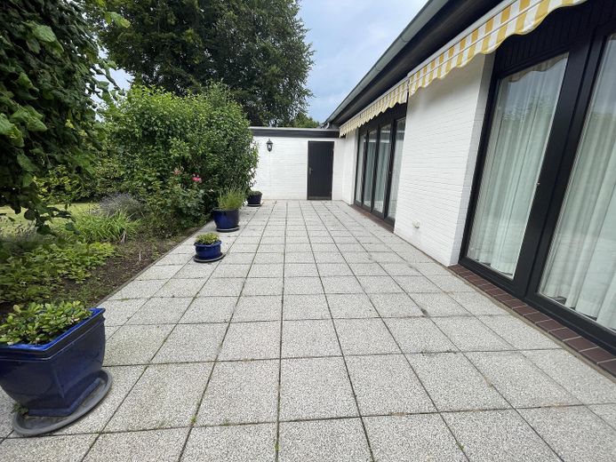 Viel Raum für Ihr Leben – Terrasse auf der Rückseite