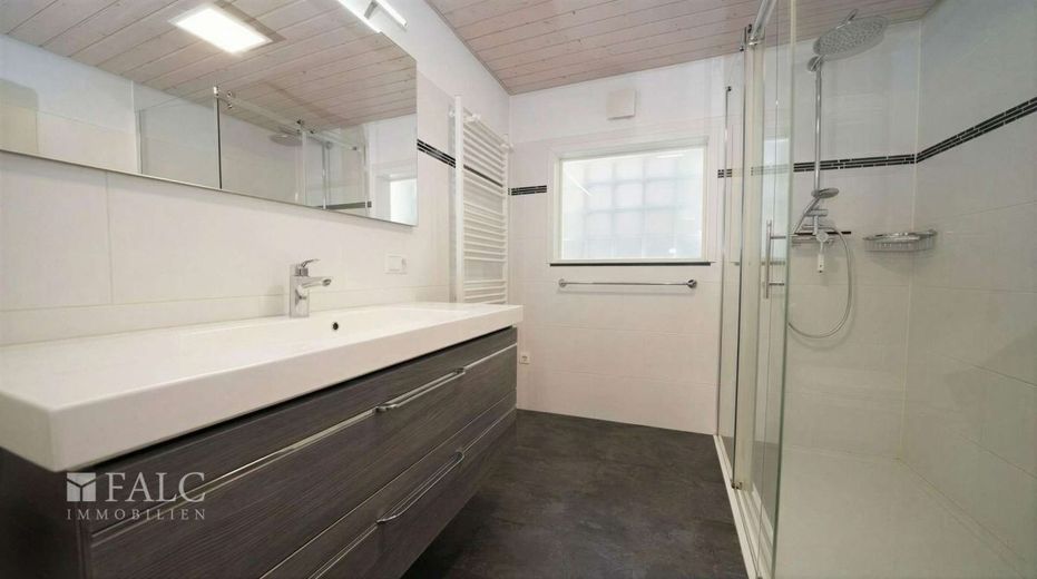 Platzwunder in Ravenstein! 3-Familienhaus inkl. großzügiger Scheune - FALC Immobilien Heilbronn – Stilvolles Badezimmer mit großzügiger Dusche (1. OG)