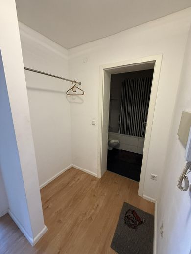 Отдельная, светлая и просторная 1-комн. квартира (42 м²) с балконом, парковочным местом, встроенной кухней — без комиссии – Diele / Eingang