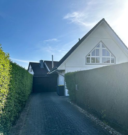Auffahrt mit Carport