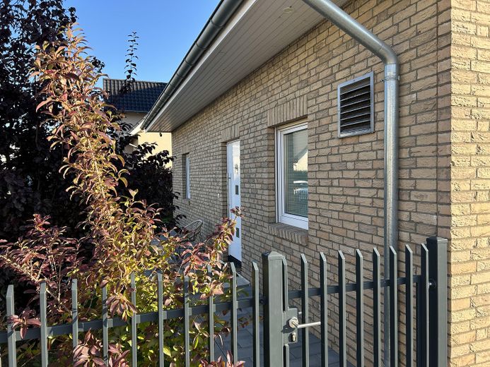 Modern tek ailelik ev, geniş bahçeli – Haus Eingang