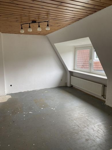 Freie Charmante Doppelhaushälfte mit großem Garten – Ideal für Familien oder Mehrgenerationenwohnen – Zimmer I OG