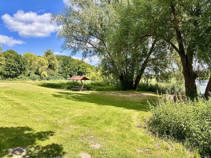 HORN IMMOBILIEN ++ RESERVIERT++ Ferienhaus am See in Lebehn bei Krackow – Badestelle