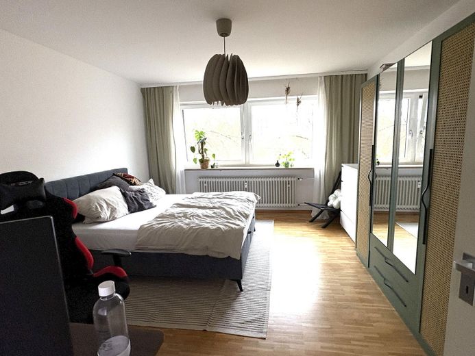 Schlafzimmer möbliert