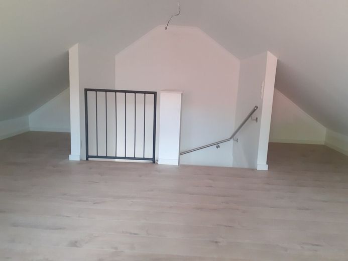 Moderne Doppelhaushälfte mit großem Garten, Weitblick &amp; Carport in Werste – Aufgang Spitzboden