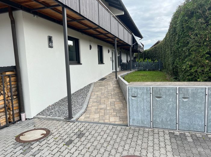 Hauseingang mit Mülltonnen