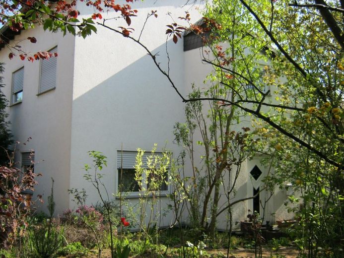 Wohnung in eigenem Haus – Gartenseite mit Hauseingang