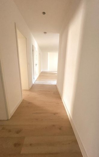 4 helle Zimmer | 87,9 m² | Offene Wohnküche + Gäste-WC – Flur
