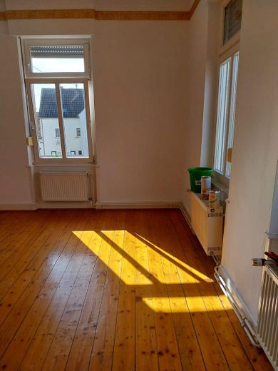 Helle 3,5-Zimmer-Wohnung (96 qm) mit Südbalkon, Garage, saniertem Bad – Wohnzimmer