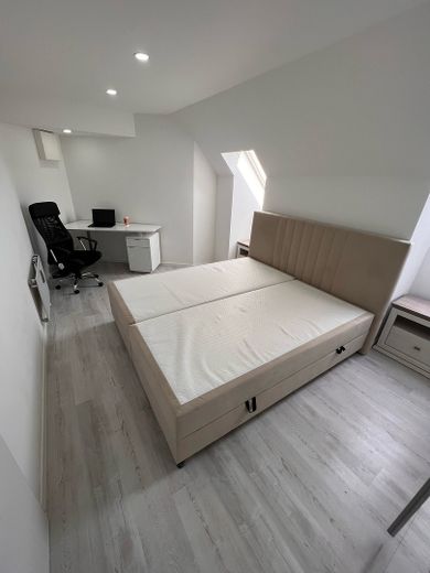 Sanierte und möblierte Wohnung mit Balkon im Herzen von Stuttgart-Vaihingen – Schlafzimmer2