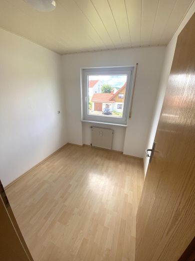 DHH ca. 170 qm Wohnfläche zuzügl. Nutzfläche, sowie Balkon Carport Stellfläche Garten – Zimmer OG 3