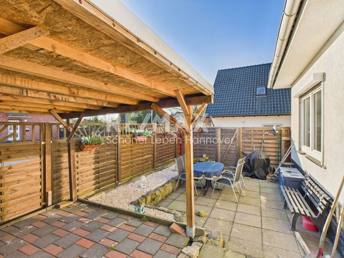 5 auf einen Streich - Mehrfamilienhaus, 5 Wohnungen mal etwas individueller – Terrasse zur Straße