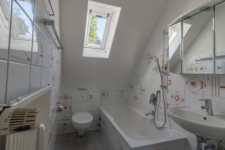 Großzügiges Familienhaus mit Garten in Dreieich Sprendlingen, Grenze Buchschlag – Bad im OG mit Badewanne
