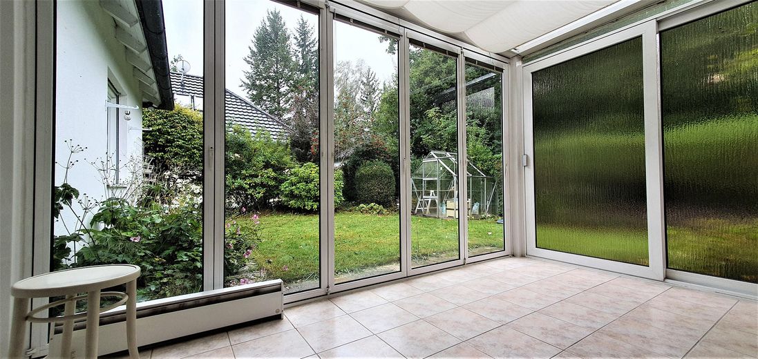 Germering'de garajlı bungalov – Wintergarten