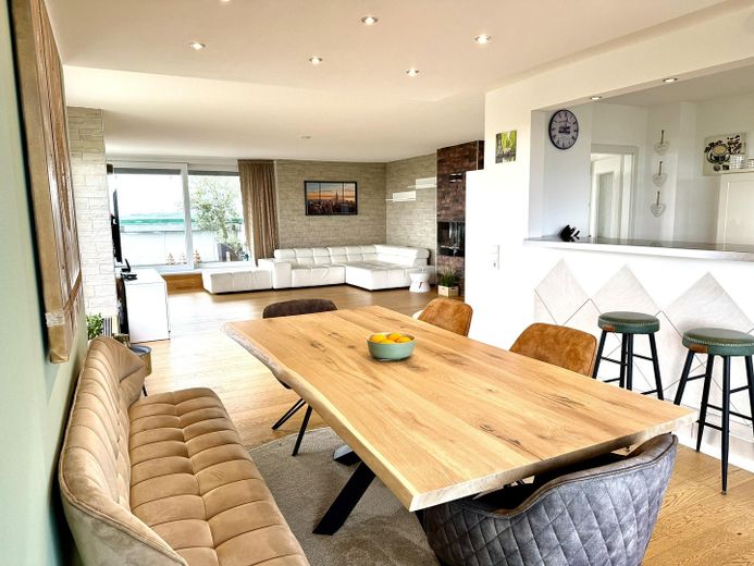 Penthouse mit großer Dachterrasse, Panoramablick & privater Sauna – Ess- und Wohnbereich