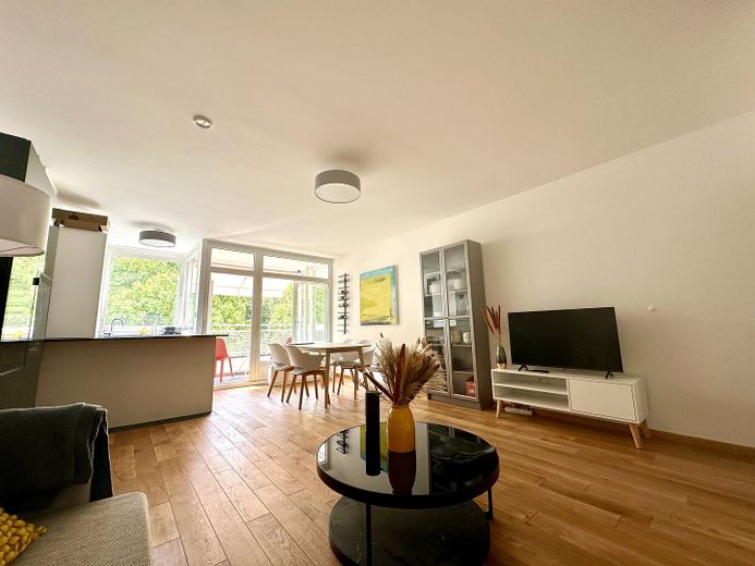 Zentrale & kernsanierte 3-Zimmer-Wohnung mit Loggia und Blick ins Grüne (befristet) – Wohnzimmer