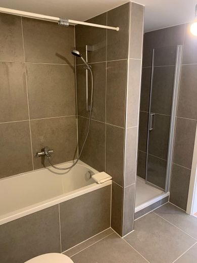 Gruntownie odnowione mieszkanie 3-pokojowe w Neu-Isenburg z balkonem – Badezimmer