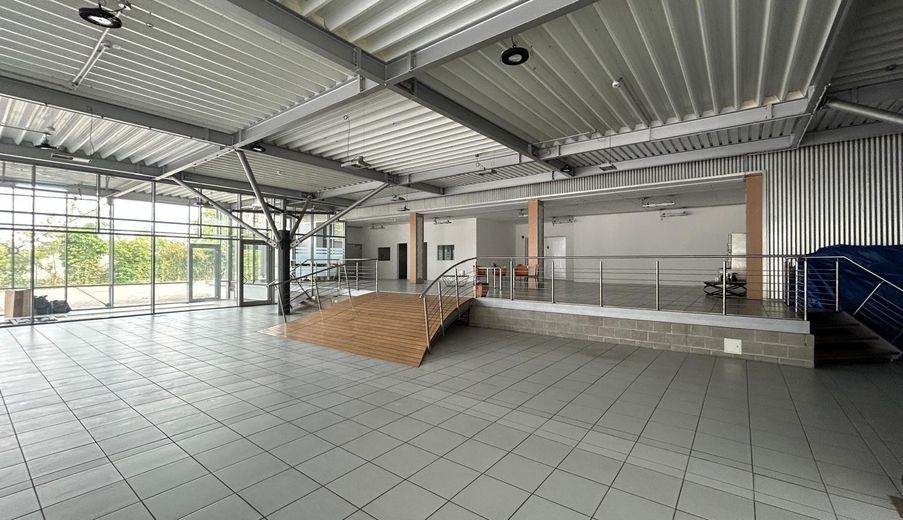 Commercio di automobili con capannone espositivo e superfici ufficio a Gelsenkirchen – Ausstellungshalle mit Rampe