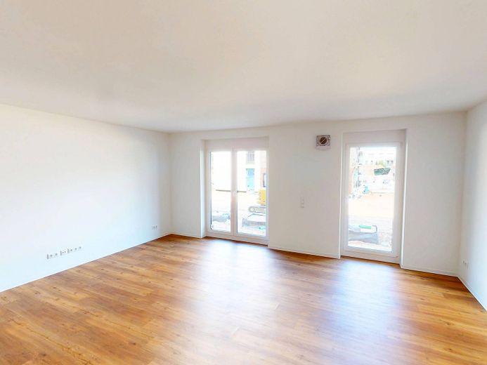 Hell und modern: Große 4-Zimmer-Wohnung mit EBK, 2 BÄDERN und BALKON im Neubauquartier FIELD 4 – Ansicht I: Wohn- und Esszimme…