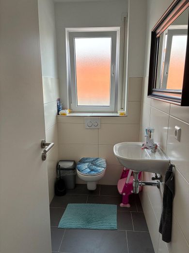 Ruhiges Wohnen: Lichtdurchflutete OG-Wohnung im Grünen – Gäste-WC
