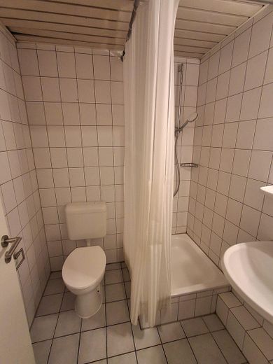gut geschnittenes und zentrales Apartment zu vermieten – Bad
