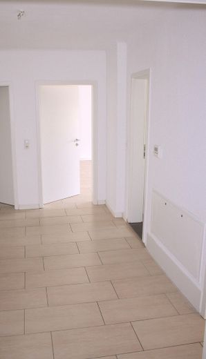 Flur Sicht auf Wohnz und Bad 