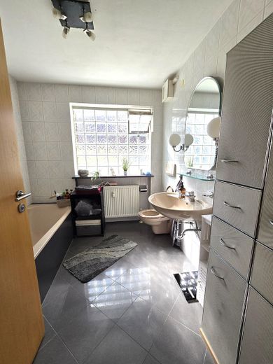 Placement financier avec perspectives – 2 logements loués + parking souterrain | 135 m² | 17.640 € de loyer annuel hors charges – 3,5-Zi.WHG - Bad