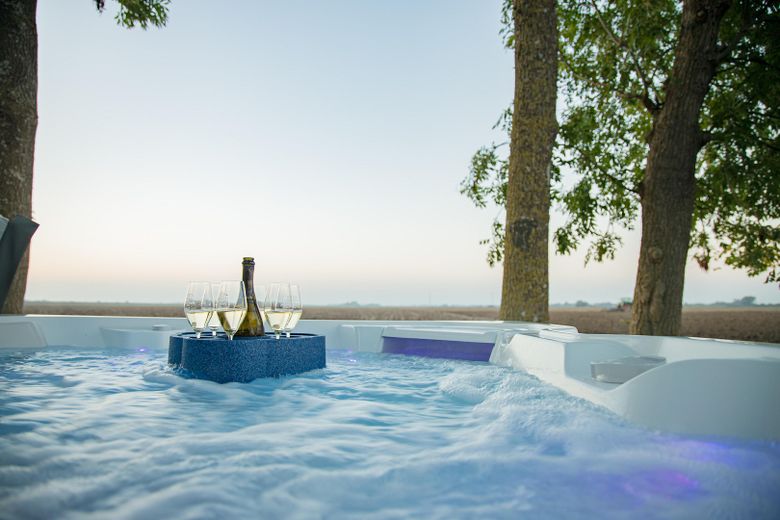 Traumhafter Resthof in absoluter Alleinlage direkt hinterm Eiderdeich mit eigenem Leuchtturm! – Blick aus dem Whirlpool