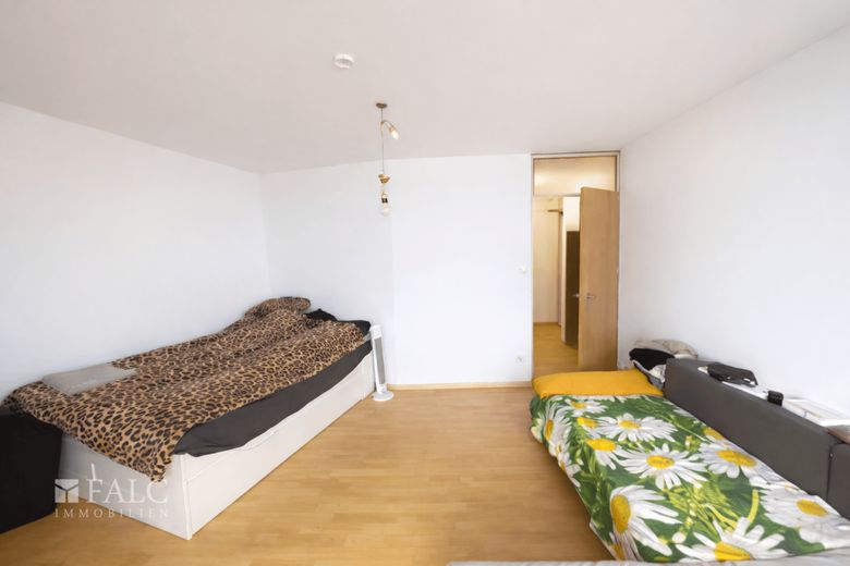 Kompaktes Apartment mit Balkon und Tiefgaragenstellplatz in München-Sendling – Wohn- und Schlafzimmer