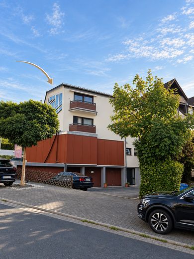 3 habitaciones, balcón y vistas al castillo: vivienda de alta calidad completamente renovada en Königstein – Blick von der Straße