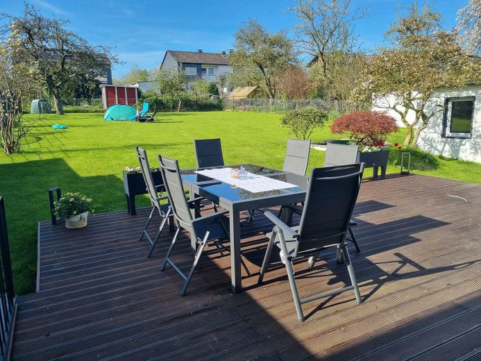 Bellissima casa bifamiliare con ampio giardino, piscina, garage, cucina componibile ecc. – Blick von der Aussenterasse