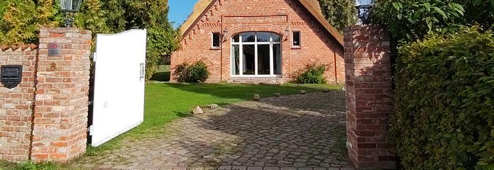 Kernsaniertes Bauerhaus unter Reet auf naturnahem Grundstück in Feldrandlage – Ankommen