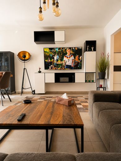 Premium-Gartenwohnung | Voll möbliert | 15 Min. bis Frankfurt – Wohnzimmer