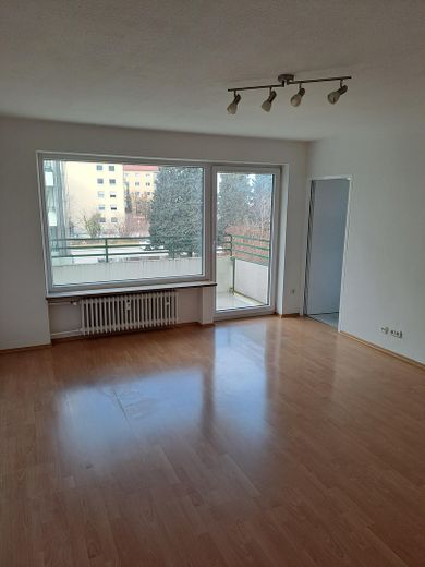 Zentrumsnahe, teilsanierte, renovierte 2-Zimmer-Wohnung mit Balkon, Duplexgarage in Berg am Laim – Wohnzimmer-vorne