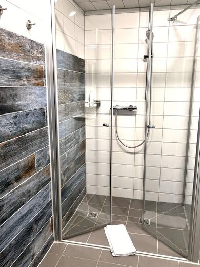 Traumhafter Resthof in absoluter Alleinlage direkt hinterm Eiderdeich mit eigenem Leuchtturm! – Bad Doppelzimmer Hummer