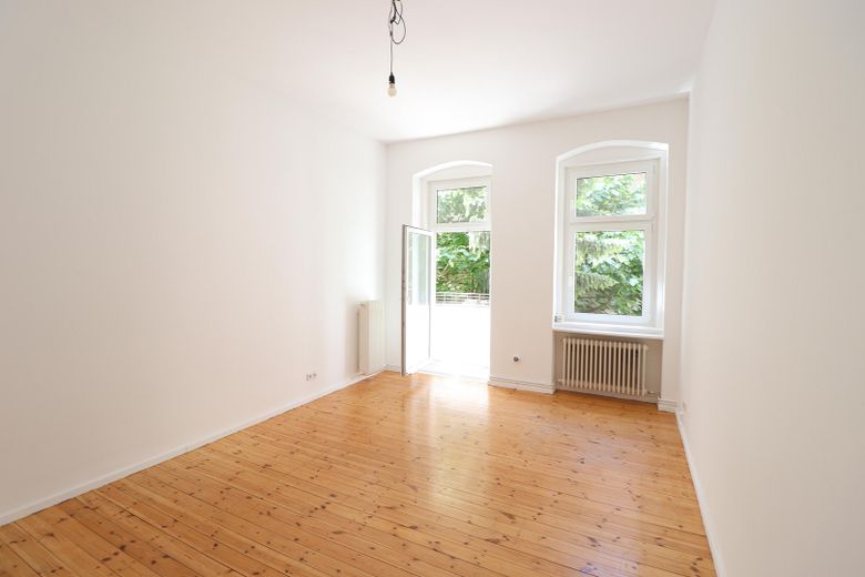 Frisch sanierte 2-Zimmer Altbauwohnung im Brüsseler Kiez | mit Balkon – Zimmer 1