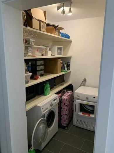 Lujo junto al lago Probstsee: 3,5 hab., cocina equipada, vestidor, garaje subterráneo | 7 min de Patch Barracks – Storage room in the apartment