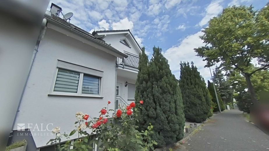 Vielseitiges Drei-Parteien-Haus mit großzügigen Freiflächen – Außenansicht