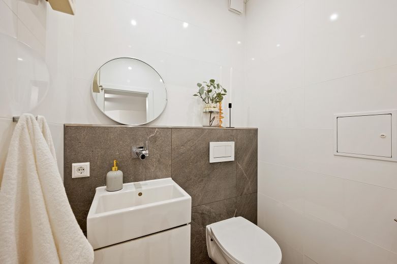 Provisionsfrei & sofort bezugsfertig: 4-Zi-Wohlfühloase mit 86 m² Sonnenterrasse – Gäste WC