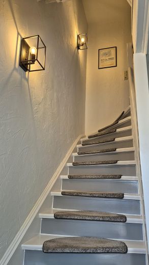 Charmantes Einfamilienhaus in ruhiger zentraler Lage – Treppe ind OG