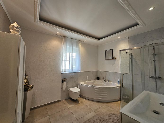 Bungalow premium senza provvigione | 180 m² | Potenziale di ampliamento | Doppio garage | Posizione tranquilla – 16 Bad