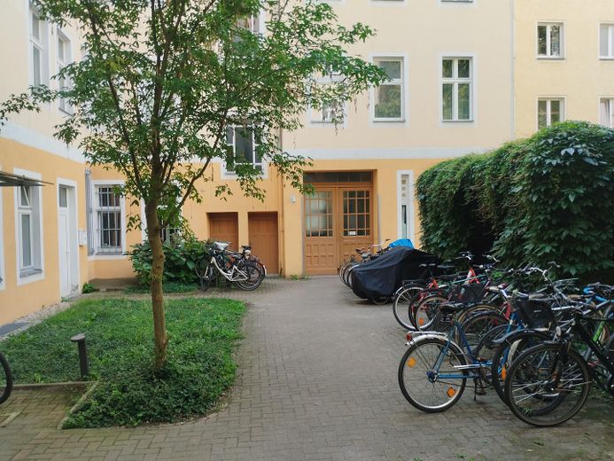 Bol ışıklı, Merkezi, güneybatı balkonlu, mükemmel manzara, hemen taşınılabilir – Innenhof