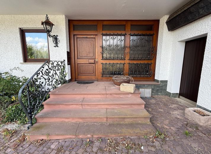 Hauseingang mit Tür zur Garage