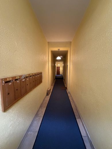 Apartment with historic flair in a prime downtown location – Flur Hauseingang